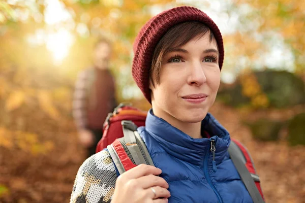 Aantrekkelijk Kaukasisch paar wandelen door het bos in de herfst in Canada — Stockfoto