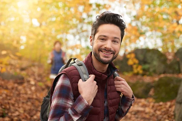 Attractive caucasian couple hiking through the forest in the fall in Canada — Stock Photo, Image