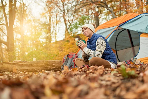 Un par de excursionistas canadienses instalan una tienda en un bosque de otoño — Foto de Stock