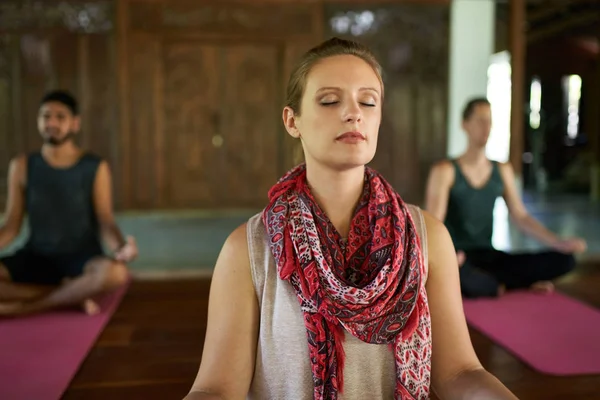 Mujer dando curso de meditación a dos hombres multiétnicos sobre esterillas de yoga en templo tradicional en Bali Indonesia —  Fotos de Stock