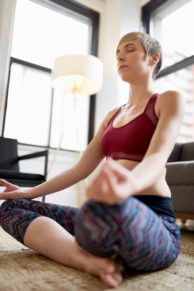 Femme à la mode faisant du yoga dans le cadre de sa routine du matin pleine conscience — Photo