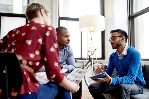 Uomo d'affari indiano alla guida di un team di millenial creativi che collaborano a un progetto di brainstorming — Foto Stock