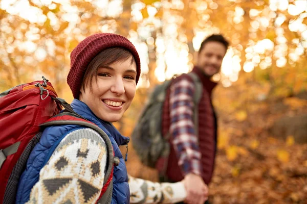在加拿大秋天，迷人的白种人夫妇徒步穿越森林 — 图库照片