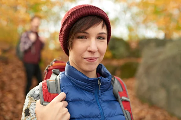 Attractive caucasian couple hiking through the forest in the fall in Canada — Stock Photo, Image