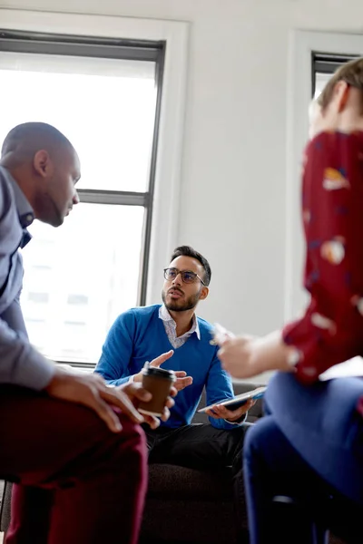 Több-etnikumú csapat kreatív millenials együttműködik a brainstorm-projekt — Stock Fotó