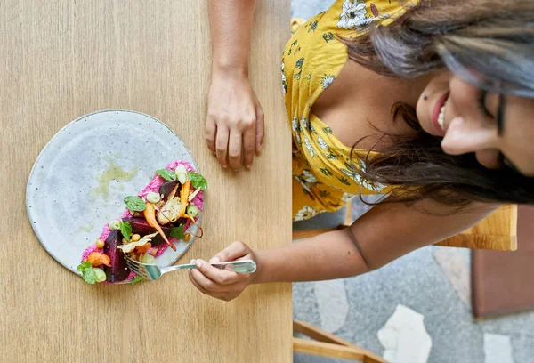 Über Kopf Aufnahme einer gesunden vegetarischen Bio-Mahlzeit für Vegetarier oder Veganer, einschließlich Rübenpüree und gehacktem Gemüse und Kräutern — Stockfoto