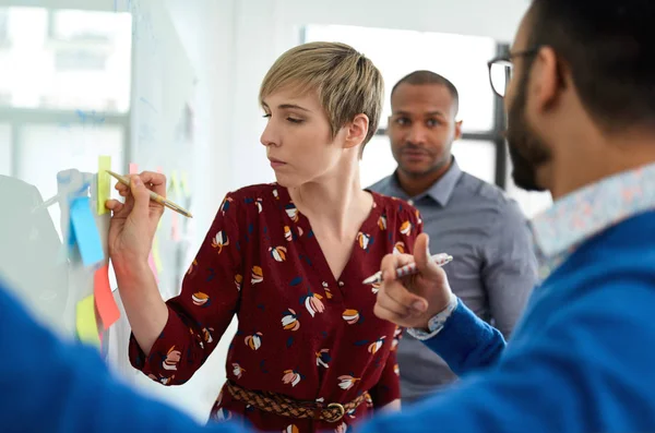 Retrato de una mujer rubia de pelo corto que lidera un equipo diverso de compañeros de trabajo creativos del milenio en una estrategia de lluvia de ideas de startups — Foto de Stock