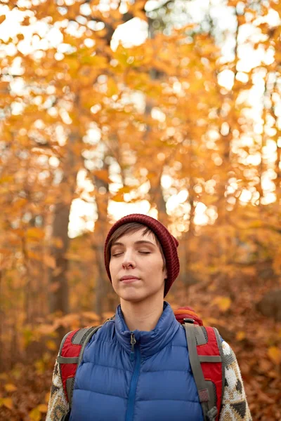 Attraente ragazza caucasica escursioni attraverso la foresta in autunno in Canada — Foto Stock