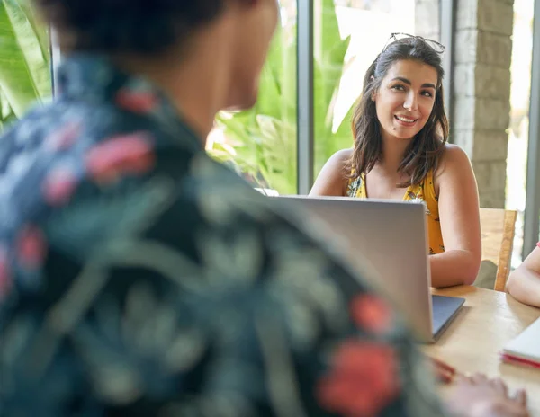 Candid életmód shot két fiatal etnikai trendi Millennials együttműködve a laptop a ragyogó modern kávézó — Stock Fotó