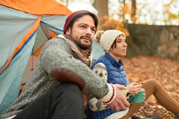 Un par de excursionistas canadienses instalan una tienda en un bosque de otoño — Foto de Stock