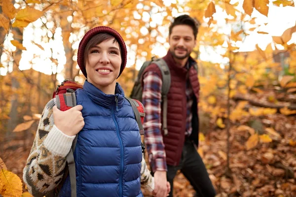 Atractiva pareja caucásica caminando por el bosque en el otoño en Canadá — Foto de Stock