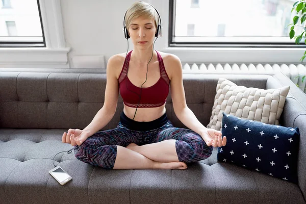 Femme à la mode à l'écoute d'une application méditaion dans le cadre de sa routine du matin pleine conscience — Photo