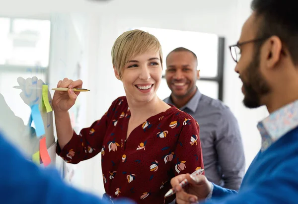 Porträt einer blonden Frau mit kurzen Haaren an der Spitze eines vielfältigen Teams kreativer Millennial-Mitarbeiter in einem Start-up-Brainstorming-Ideen — Stockfoto