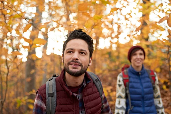 Aantrekkelijk Kaukasisch paar wandelen door het bos in de herfst in Canada — Stockfoto
