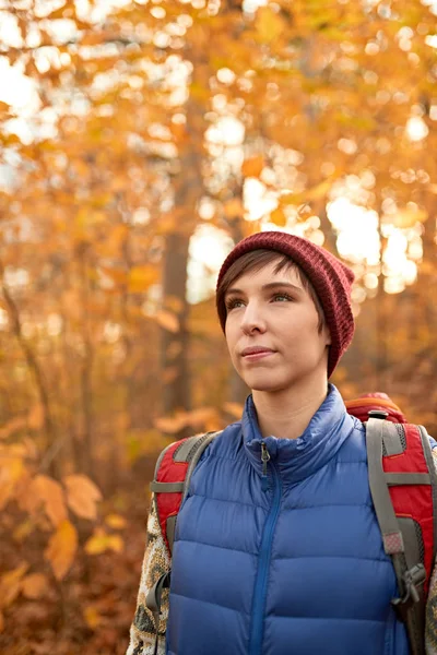 Attractive caucasian girl hiking through the forest in the fall in Canada — Stock Photo, Image