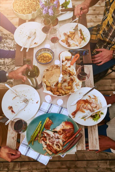 Grupo de amigos diversos que servem um jantar equilibrado al fresco em ambiente urbano — Fotografia de Stock