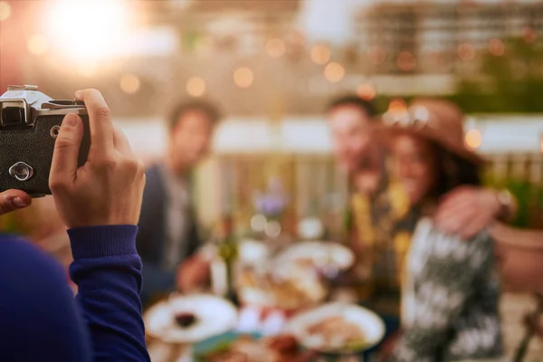 Grupo de diversos amigos tomando fotos de selfies cenando al aire libre en un entorno urbano — Foto de Stock