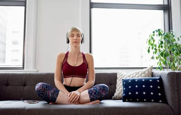 Femme à la mode à l'écoute d'une application méditaion dans le cadre de sa routine du matin pleine conscience — Photo