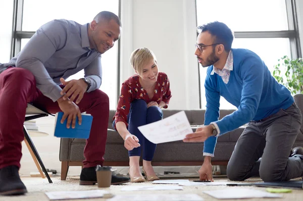 Equipe multi-étnica de millenials criativos colaborando em um projeto de brainstorm — Fotografia de Stock