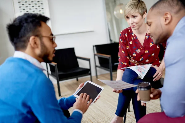 Equipe multi-étnica de millenials criativos colaborando em um projeto de brainstorm — Fotografia de Stock