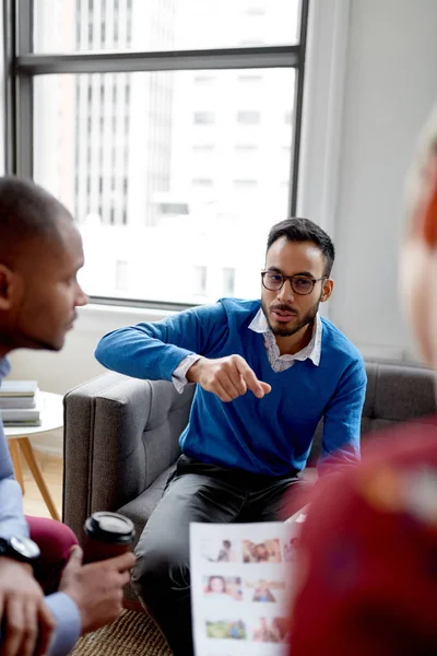 Uomo d'affari indiano alla guida di un team di millenial creativi che collaborano a un progetto di brainstorming — Foto Stock