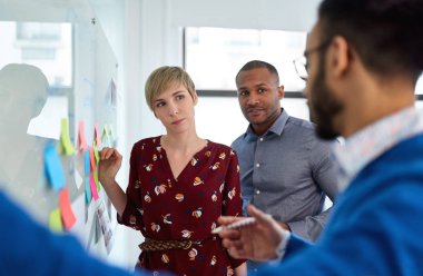 Başlangıç beyin fırtınası stratejileriyaratıcı bin yıllık iş arkadaşlarından oluşan farklı ekip