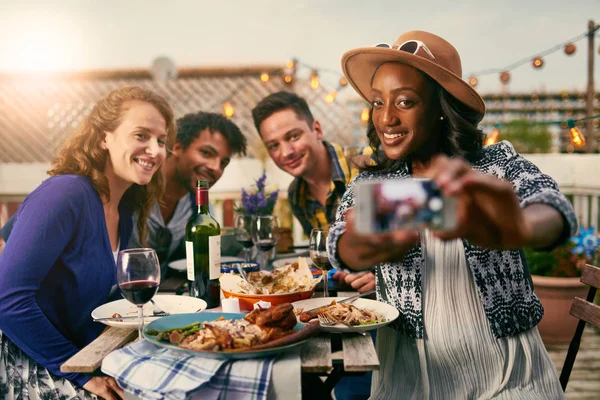 Grupo de amigos diversos tirar fotos selfies jantar al fresco em ambiente urbano — Fotografia de Stock