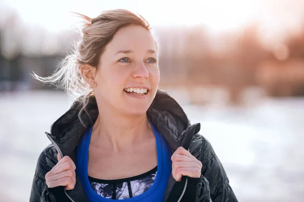 Sporty caucasian woman keeping fit in the winter and going outside in a snow filled city — Stock Photo, Image