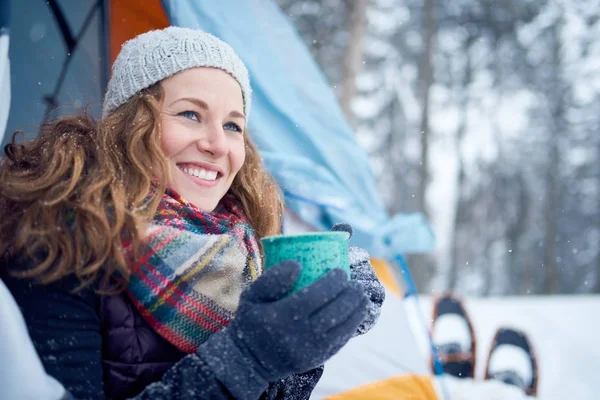 Viajera solista confiada acampando a través de un bosque invernal siempreverde en Canadá — Foto de Stock