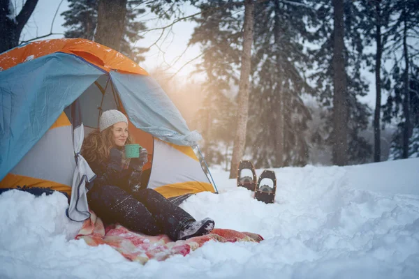 Уверенная одинокая женщина путешествует в кемпинг через вечнозеленый зимний лес в Канаде — стоковое фото