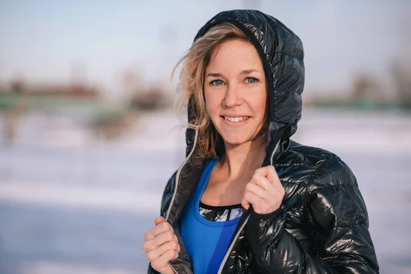 Sporty caucasian woman keeping fit in the winter and going outside in a snow filled city — Stock Photo, Image