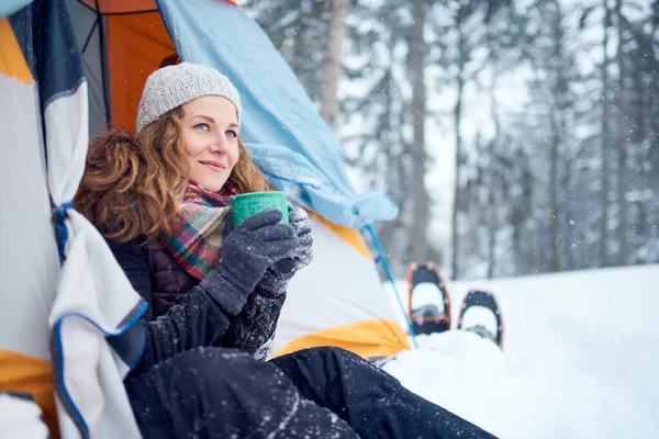 Viajera solista confiada acampando a través de un bosque invernal siempreverde en Canadá — Foto de Stock