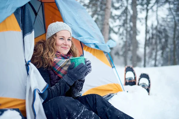 Viajera solista confiada acampando a través de un bosque invernal siempreverde en Canadá — Foto de Stock