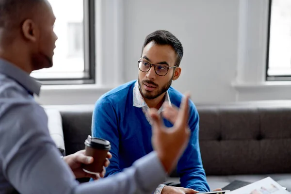 Uomo d'affari indiano alla guida di un team di millenial creativi che collaborano a un progetto di brainstorming — Foto Stock