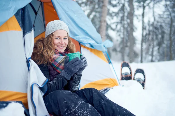 Viajera solista confiada acampando a través de un bosque invernal siempreverde en Canadá — Foto de Stock