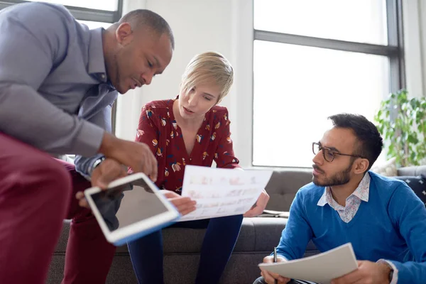 Equipe multi-étnica de millenials criativos colaborando em um projeto de brainstorm — Fotografia de Stock