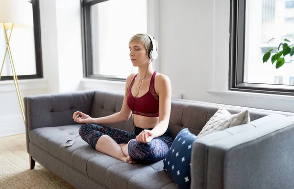 Mulher na moda ouvindo um aplicativo meditaion como parte de sua rotina da manhã mindfulness — Fotografia de Stock