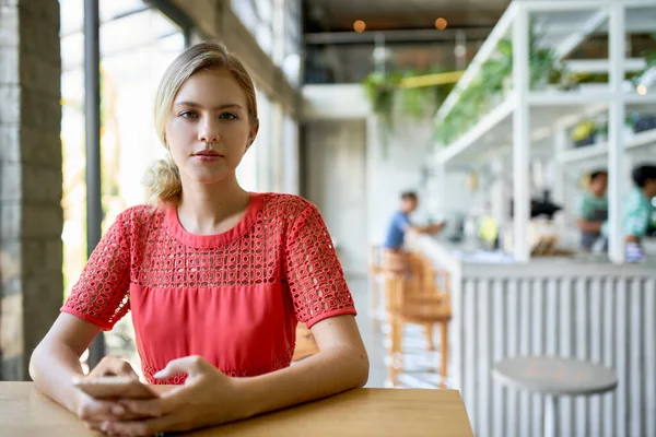 Lifestyle-Porträt einer selbstbewussten jungen Berufsblondine — Stockfoto