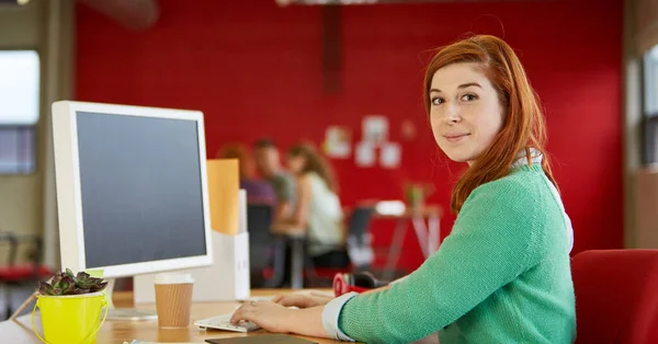 Créatrice confiante travaillant à son bureau en rouge créatif de — Photo