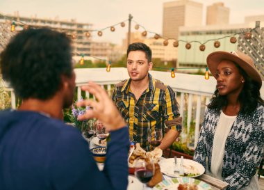 Bir grup arkadaş dengeli bir akşam yemeği servisi yapıyorlar.