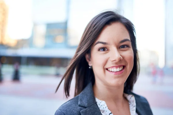 Millenial zakenvrouw glimlachen vol vertrouwen met stadsgezicht terug g — Stockfoto