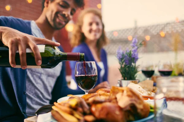 Sokszínű pár vacsorázik, és egy pohár bor al fresco ur — Stock Fotó