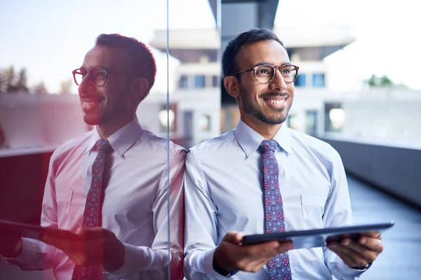 Millenial empresario apoyado con confianza en una pared de vidrio oscuro w —  Fotos de Stock