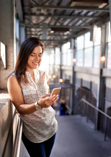 Estudante millennial confiante em movimento verificando seu telefone inteligente — Fotografia de Stock