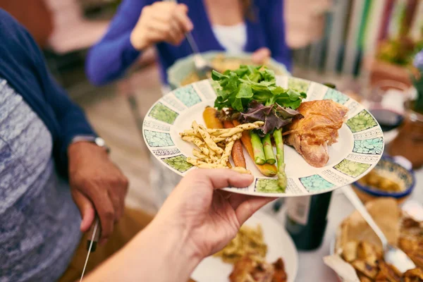 Grupo de amigos diversos que servem um jantar equilibrado al fresco em — Fotografia de Stock