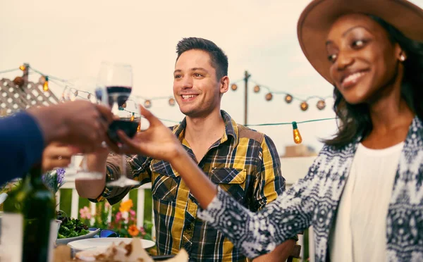 Group of diverse friends having dinner and a glass of wine al fr — Stock Photo, Image