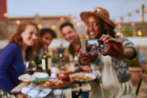 Grupo de diversos amigos tirando fotos selfies jantar um — Fotografia de Stock