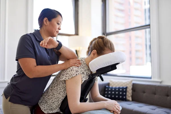 Mulher chinesa massagista terapeuta dando um pescoço e pressão nas costas — Fotografia de Stock