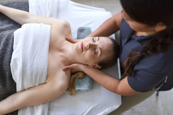 Китайка жінка масаж терапевт лікує привабливість — стокове фото