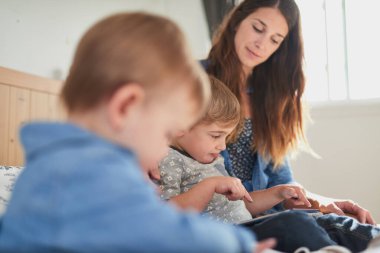 Sevimli genç çocuklar güzel milenyumla birlikte oynuyorlar.